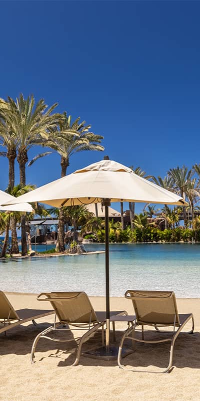  Imagen icónica de las hamacas en la piscina infinity Lago del hotel Lopesan Costa Meloneras, Resort & Spa en Gran Canaria 